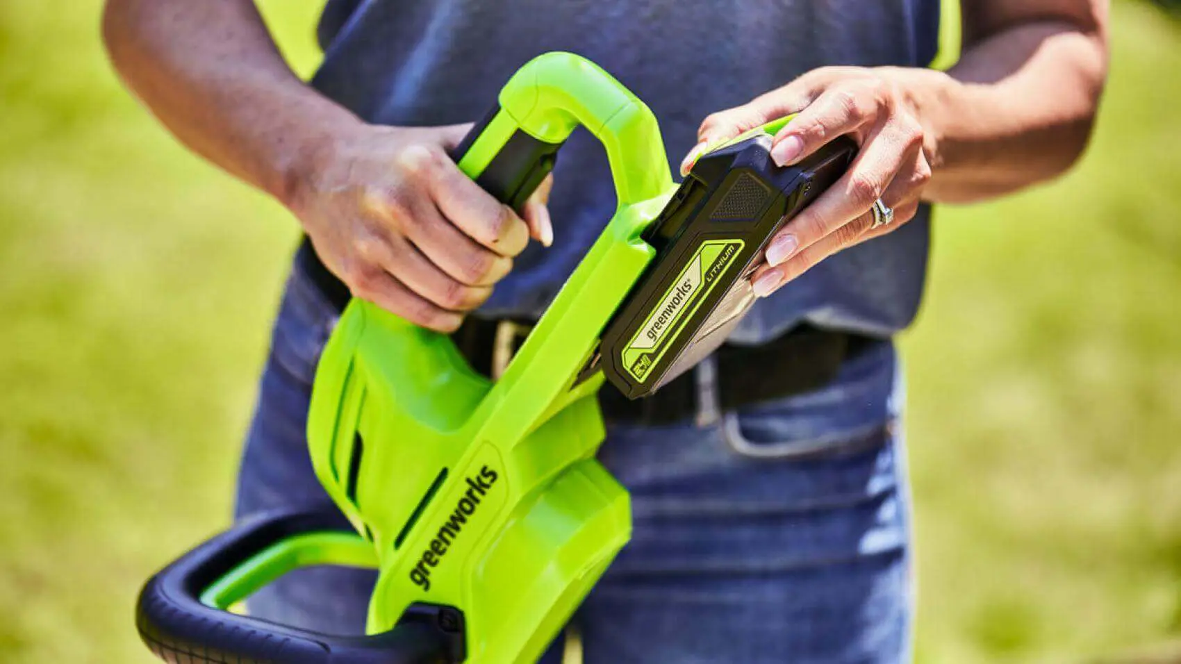 24V 61cm škarje za živo mejo, z 2Ah baterijo in polnilnikom GD24HT61K2