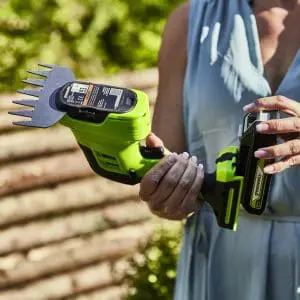 24V škarje za travo in obrezovanje grmičevja 2-in-1 z 2 Ah baterijo in polnilnikom