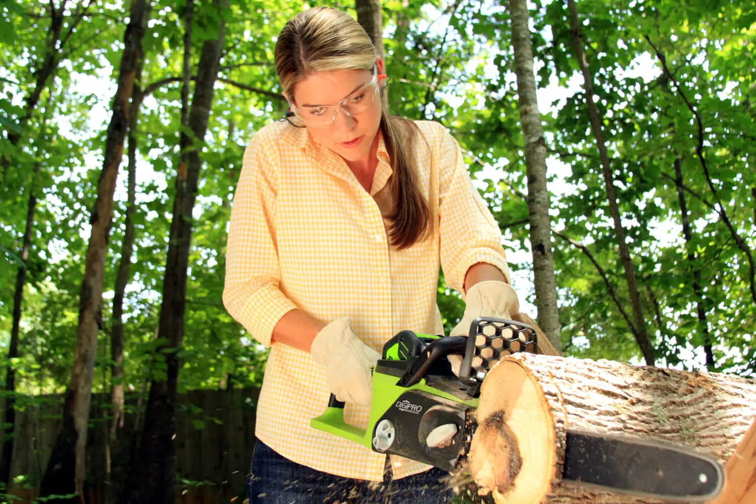 2x 24V  brezkrtačna verižna žaga 36cm z 2x 4Ah baterijo in polnilnikom GD24X2CS36K4X