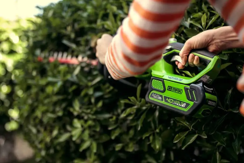 40V škarje za živo mejo 61cm z 2Ah baterijo in polnilcem