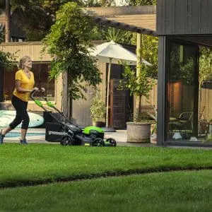 40V 46cm kosilnica samohodna z brezkrtačnim DIGIPRO motorjem z 4Ah baterijo in polnilcem