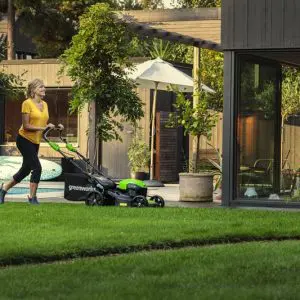 40V kosilnica 46cm samohodna z brezkrtačnim DIGIPRO motorjem z 4Ah baterijo in polnilcem