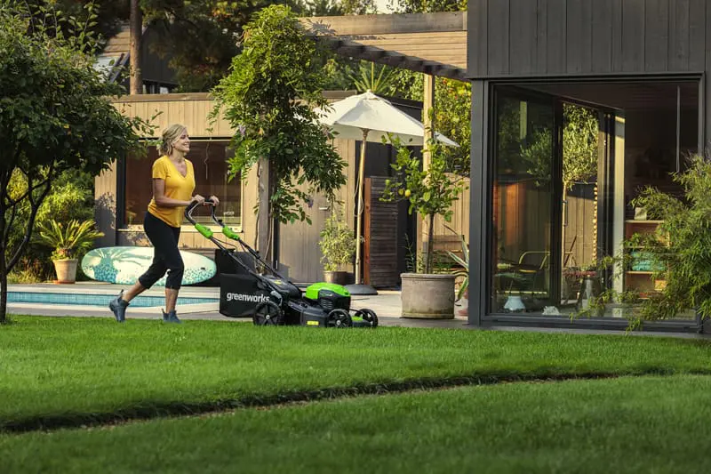 40V kosilnica 46cm samohodna z brezkrtačnim DIGIPRO motorjem z 4Ah baterijo in polnilcem