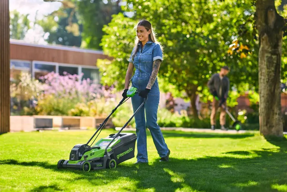 24V 33cm kosilnica v kompetu z 4Ah baterijo  MO24L411-01