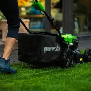 40V kosilnica 46cm samohodna z brezkrtačnim DIGIPRO motorjem z 4Ah baterijo in polnilcem