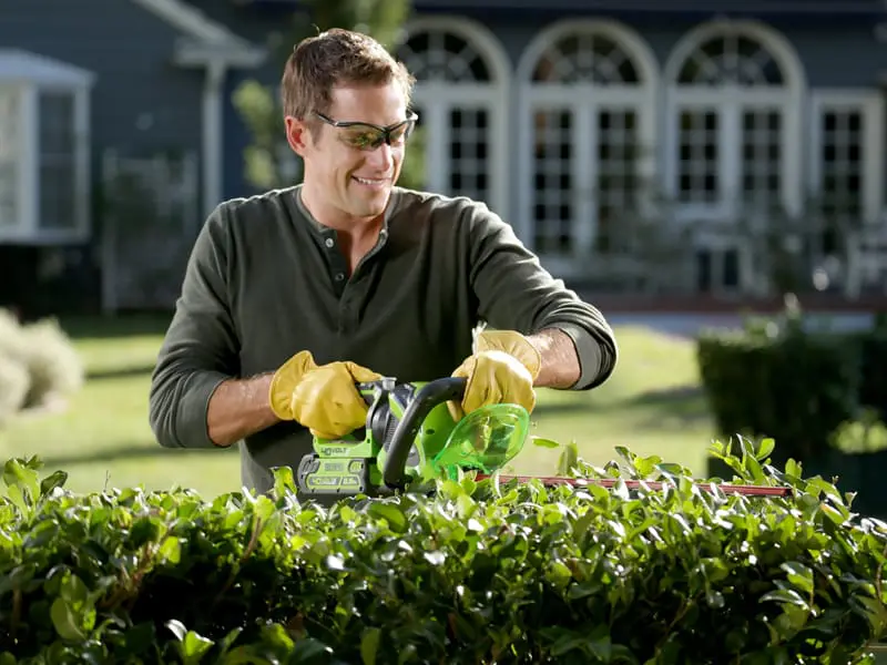 40V škarje za živo mejo 61cm z 2Ah baterijo in polnilcem